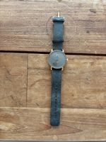 Schicke Uhr mit Lederarmband von MVMT