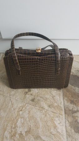 Braune Kroko-Tasche mit Gold-Schliesse – ein Klassiker!