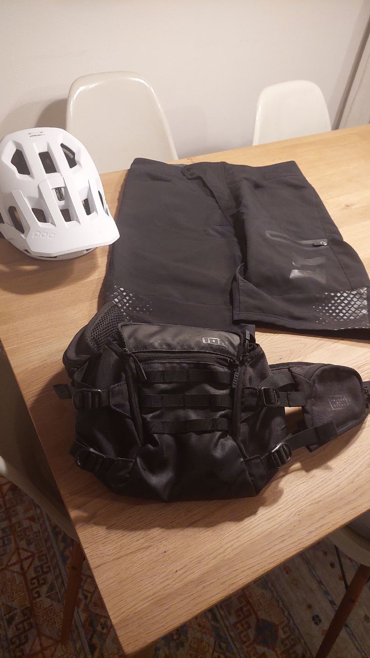Stoke Lotti di vestiti: set mit velo Helm, hosen + tasche – Usato da Adliswil venduto da Boncoinsuisse 1