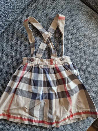Rock im Burberry Check-Karomuster.