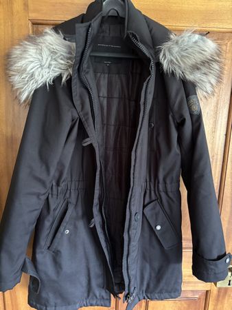 Winterjacke mit Fellkapuze, schwarz, Grösse M, neuwertig!