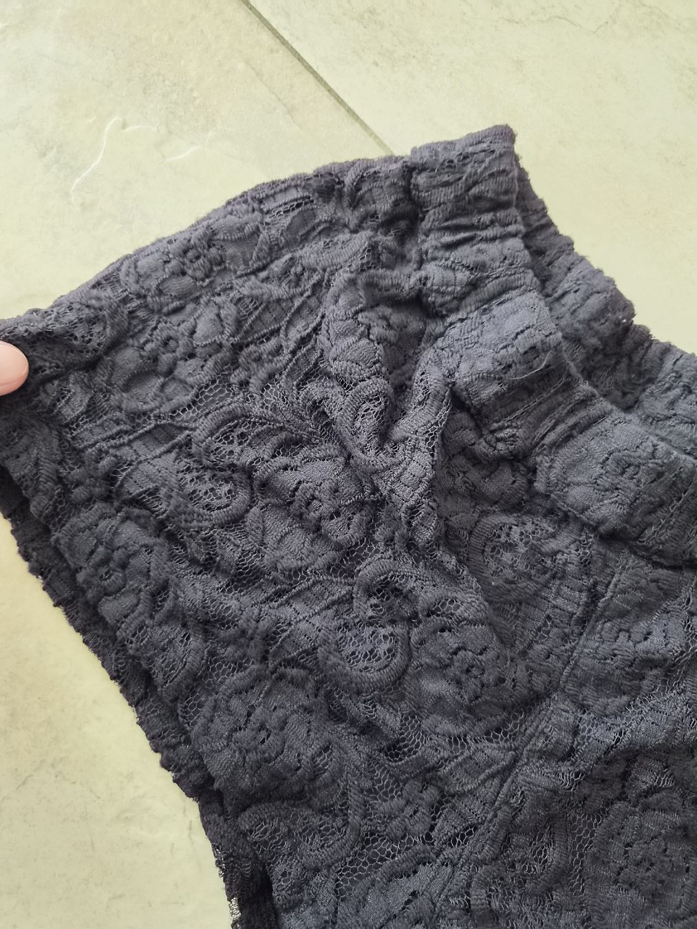 Pantaloni: Damen Hot Pants schwarz, Grösse M mit Spitzenmuster  – Usato da Niederrohrdorf venduto da Miripfiri 3