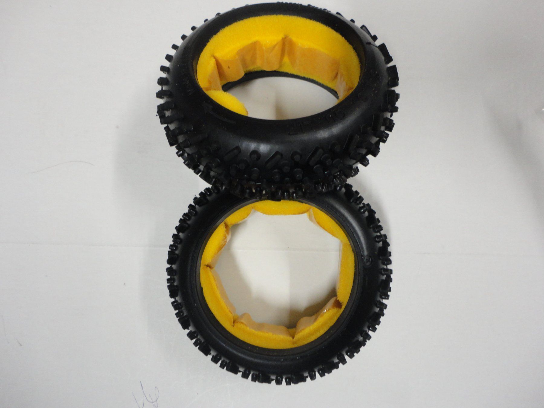 RC Kits de montage: Buggy 1:8 Reifen Qualifire mit Einlagen – Neuf avec emballage d'origine à Horgen par RcModell 1