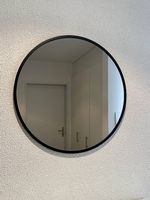 Runder Wandspiegel mit schwarzem Metallrahmen (Ø 50 cm)