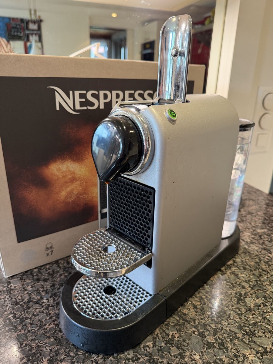 Nespresso Macchine per caffè & Macchine per espresso: Nespresso Citiz Argenté / Silbergrau  – Usato da Kaltbrunn venduto da SwissLake02