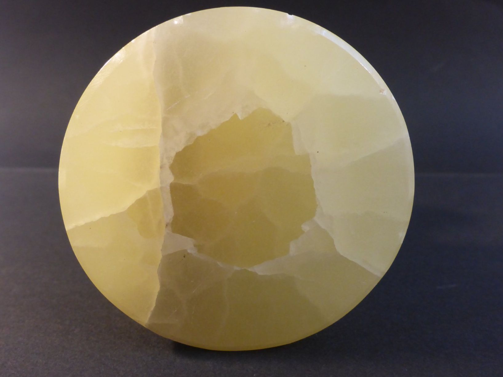 Statuette: Briefbeschwerer aus grünem Onyx – Usato da Zürich venduto da leia12 9