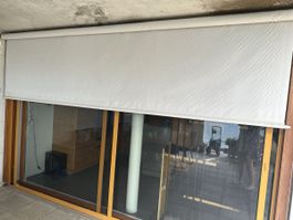 Motorisierte wetterfeste hellgraue Sonnenstoren
