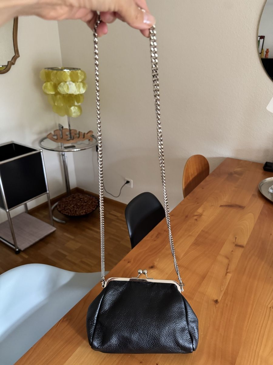 Taschen für Damen: Elegant Black Leather Handbag with Silver Chain Strap! – Neu (gemäss Beschreibung) aus Birsfelden von Maranata3 1