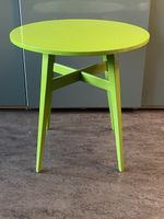 Grüner Tisch aus Holz, rund, 65 cm Durchmesser und 65 cm Höh