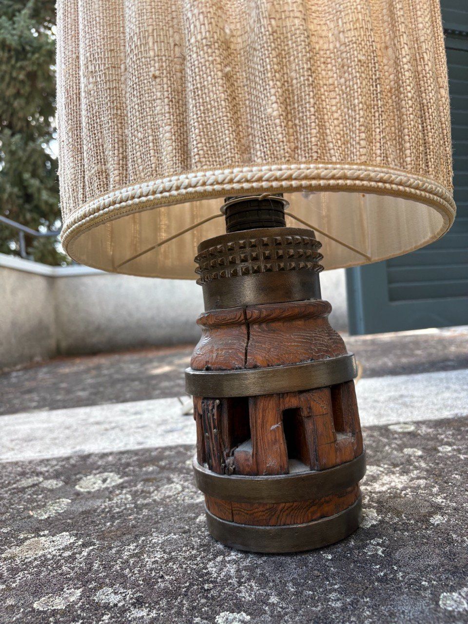 Lampes: Rustikale Vintage Tischlampe aus Wagenrad-Nabe – D'occasion à Ins par ab_80 1