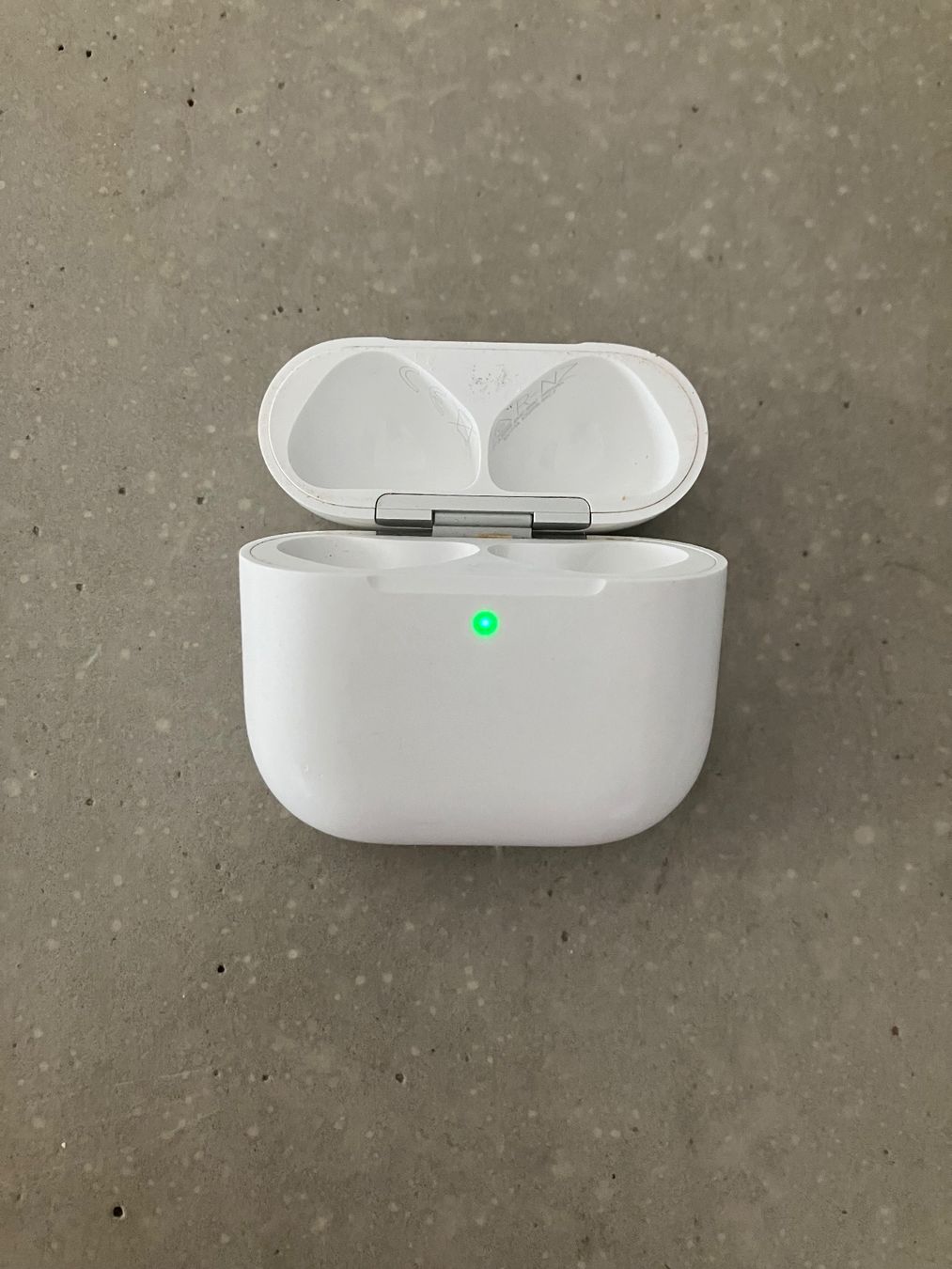 Apple Casques audio: APPLE AIRPODS 4 CASE ANC – D'occasion à Lausanne par mr.v