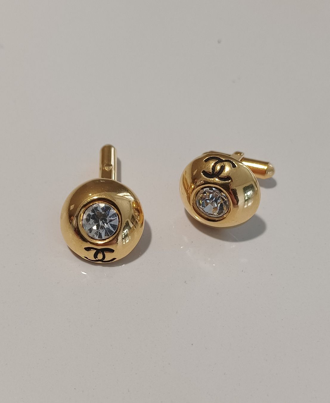 Chanel Manschettenknöpfe: Chanel Manchettenknöpfe – Gebraucht aus Goldach von Requiliz
