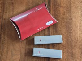 2 couteaux Victorinox ASEAA n° 142/500 Messer SGHWR