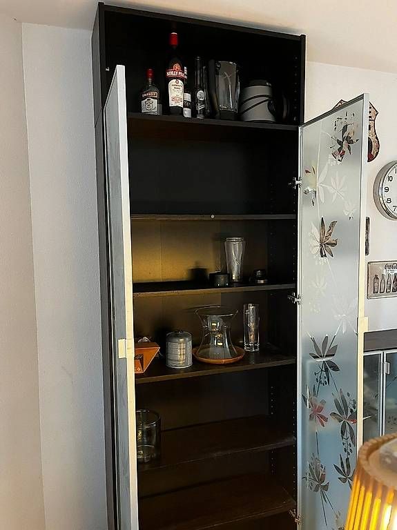 Armadi: 2 Schränke mit Glastüren plus Aufbau – Usato da Zürich venduto da Nuur2 1