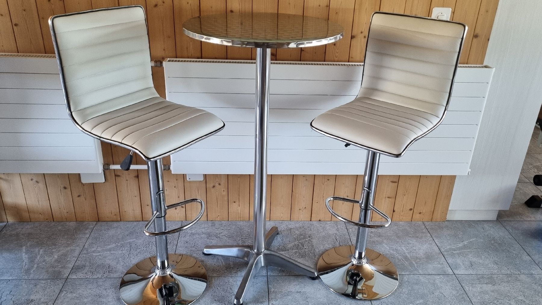 Tavoli: Stehtisch mit 2 Stühlen – Usato da Sarnen venduto da Misha3
