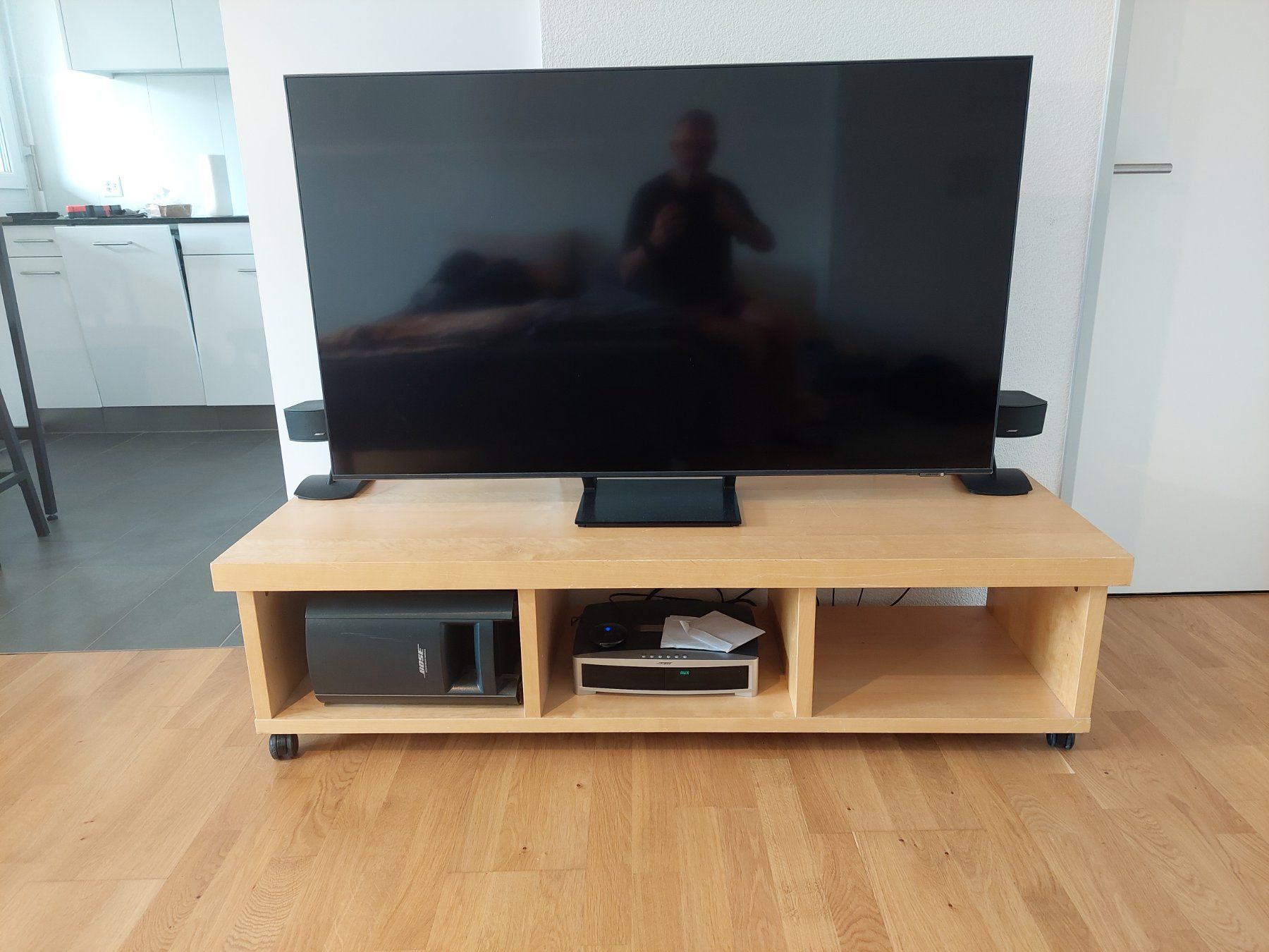 Mobili TV: TV-Möbel / Lowboard mit Rollen, helles Furnier. – Usato da Kreuzlingen venduto da kossytorz 1
