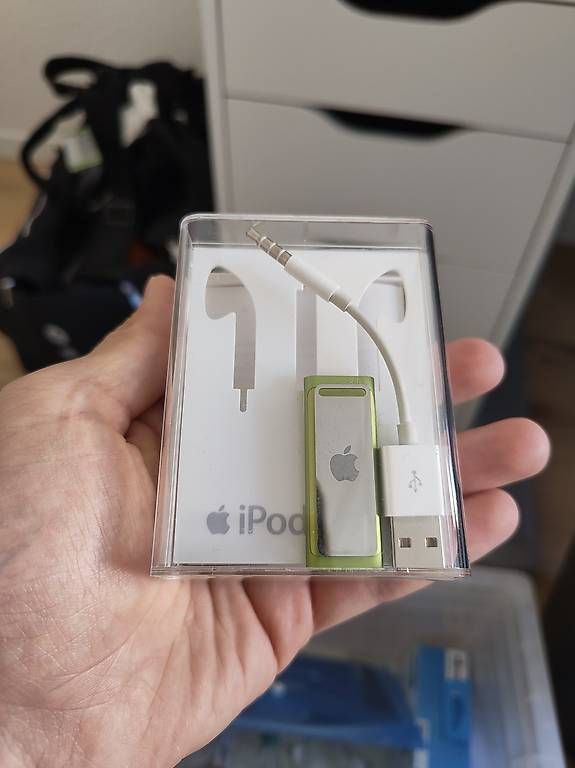 Lettore multimediale portatile: iPod Shuffle 2GB (2009) – Nuovo e nell'imballaggio originale da Lachen SZ venduto da Kamelfluesterer 2