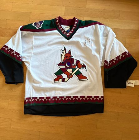 NWT NHL / Kachina Coyotes /CCM Authentic signed Sjostrom 52