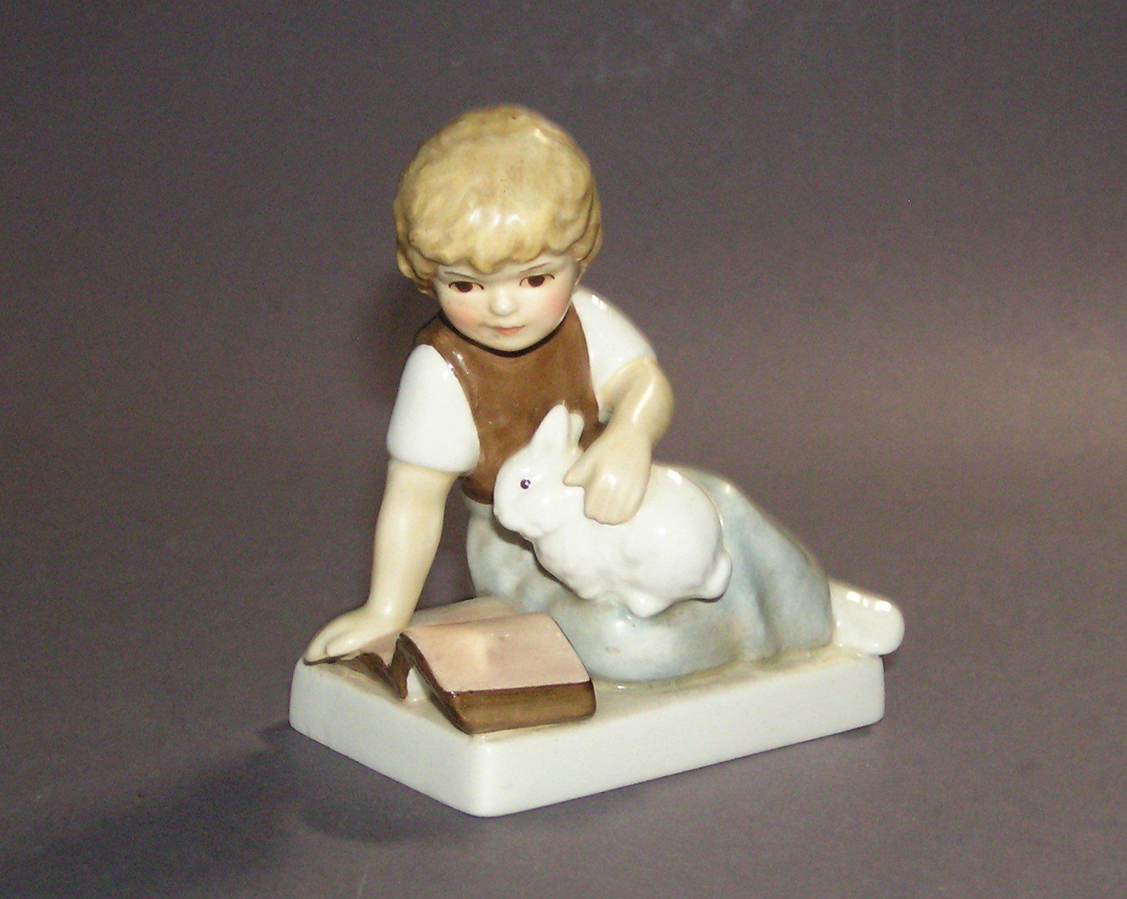 Statuette: GOEBEL FIGUR MÄDCHEN MIT HASE 1984 – Usato da Grenchen venduto da Antique-hunter