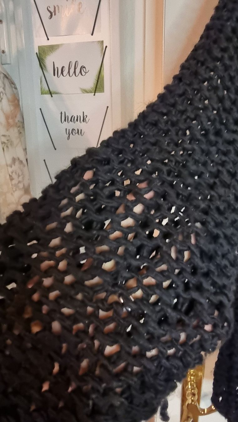 Maglioni & Felpe: Schwarzer Grobstrickpullover, Rollkragen, Gr. 38/40 – Usato da Wald ZH venduto da CapLux 2