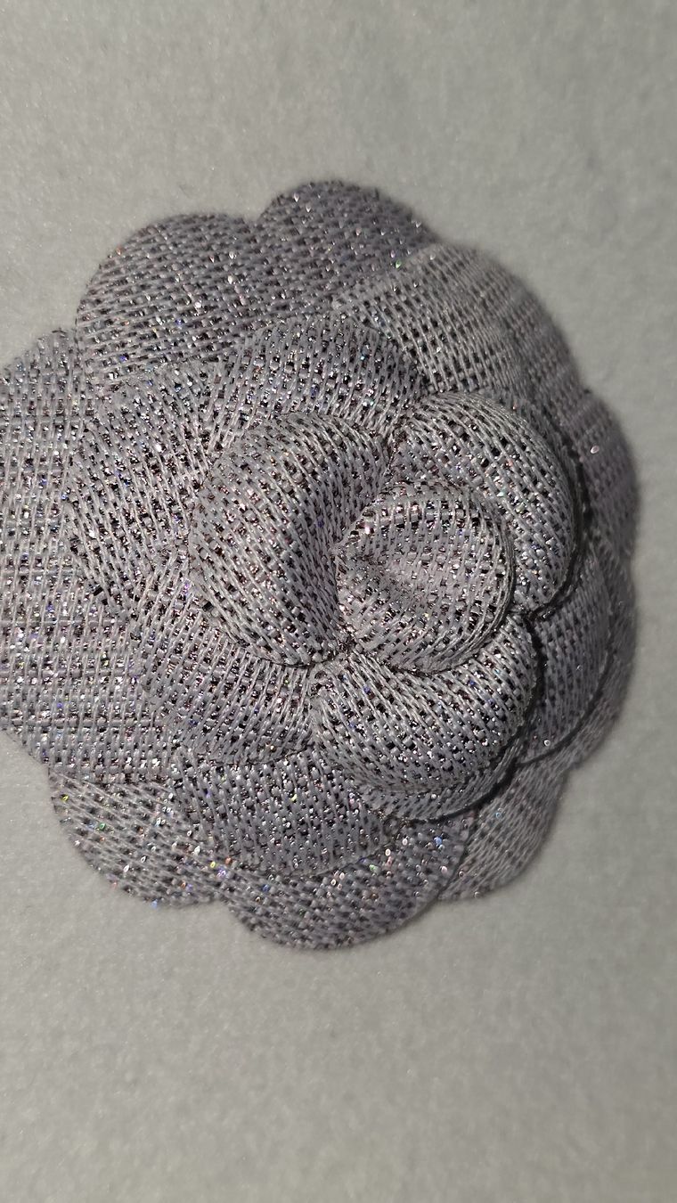 Chanel Spille & Fermagli: Chanel Camelia Blume, silber-lila, neu – Nuovo (secondo la descrizione) da wallisellen venduto da funkelsternchen5