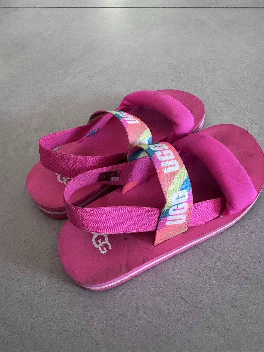 Ugg Scarpe per ragazze: UGG Sandalen Pink Grösse 32.5 gebraucht – Usato da Zürich venduto da rak_t2vf 1