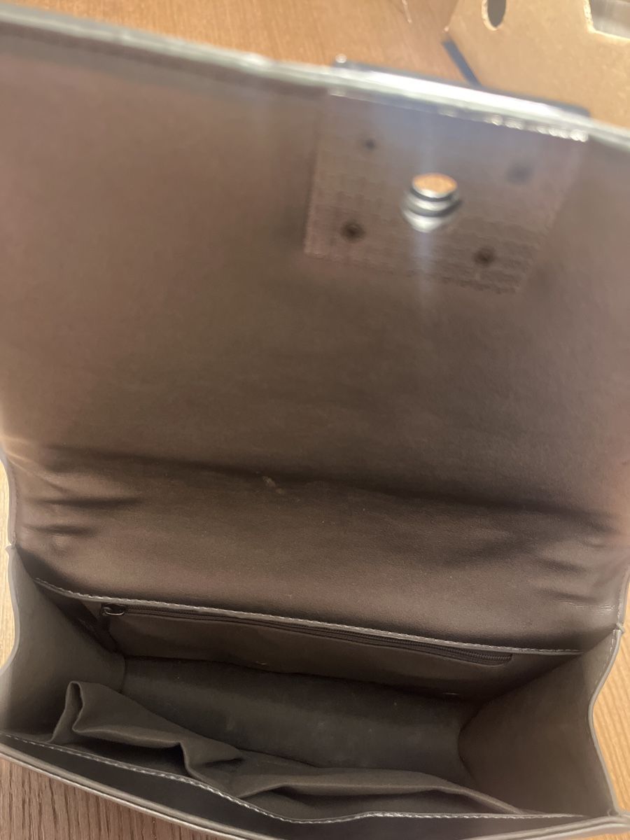 Borse: Silberne Umhängetasche mit Kettendetails – Usato da Wil SG venduto da secondhand4u 2