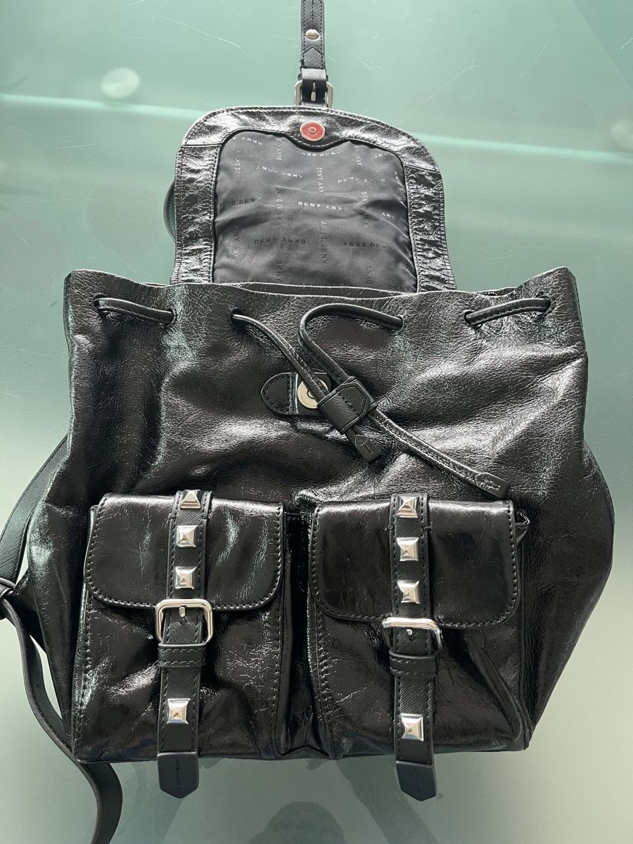 DKNY Sacs à dos: Chic DKNY Black Leather Backpack, Perfect for Autumn! – D'occasion à Estavayer-le-Lac par mcha 2