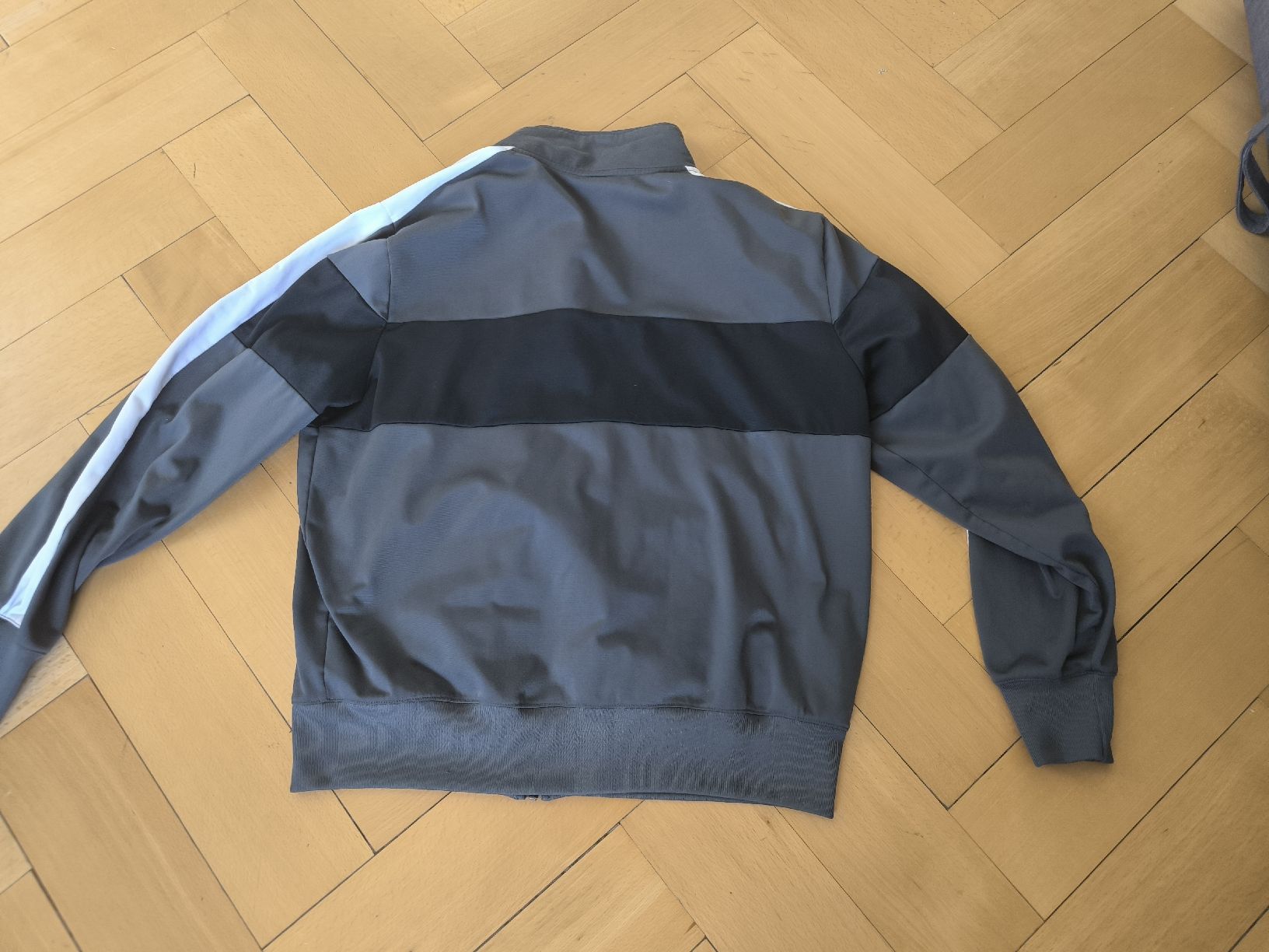 Nike Vestes: NIKE Tracksuit Jacket Size L – D'occasion à Zürich par kev_pbg7 1