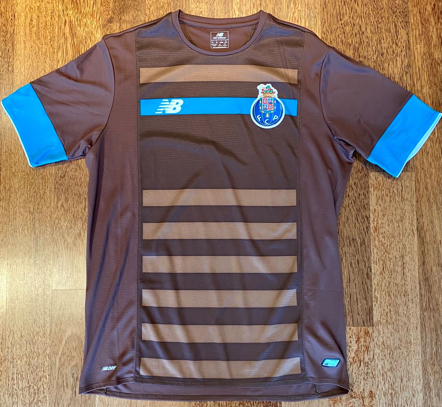 New Balance Canottiere & Pantaloni: Porto Away Shirt - 2015/16 – Nuovo (secondo la descrizione) da Hermetschwil-Staffeln venduto da Beat131