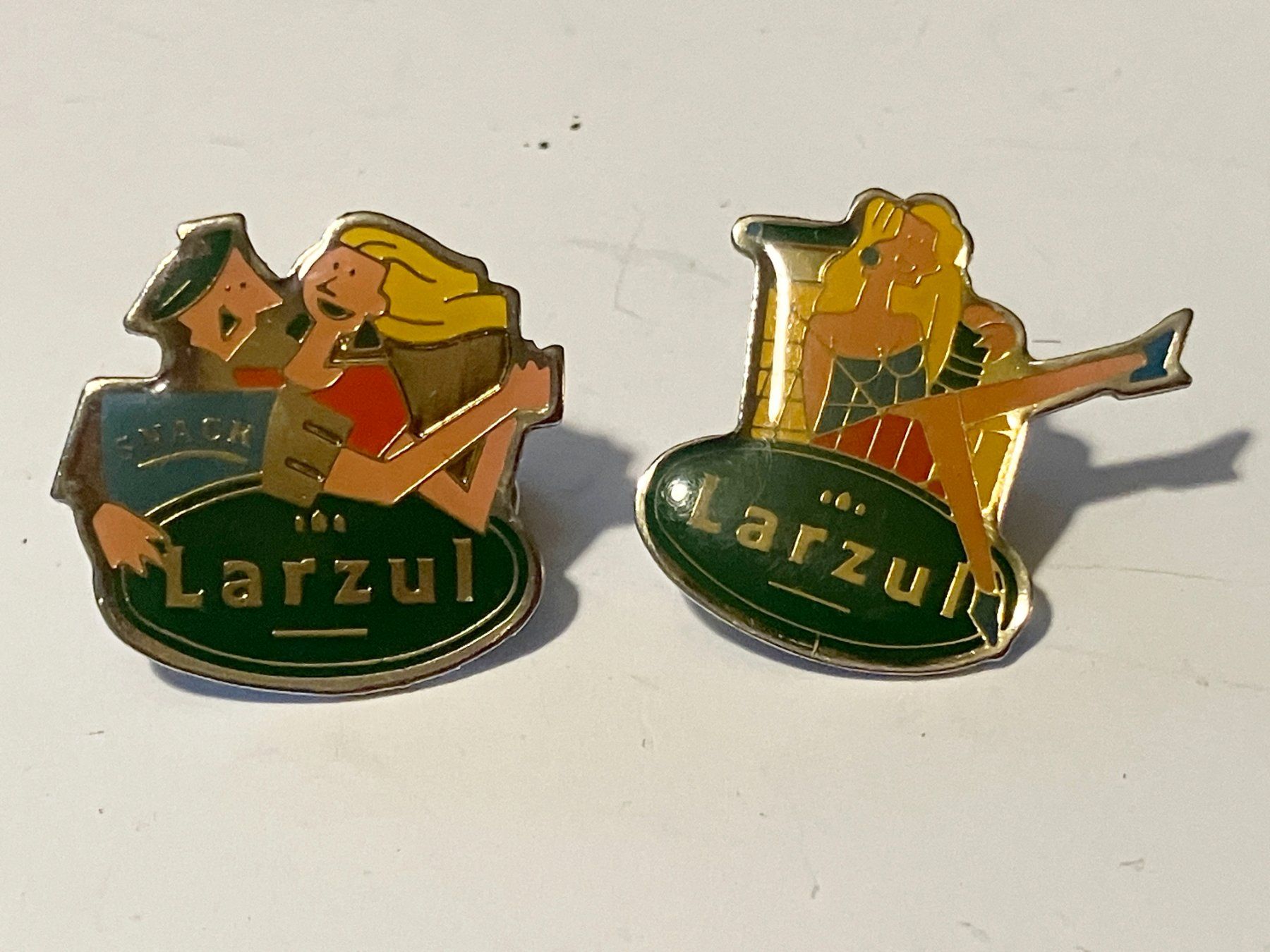 Placchette & Badge: 2 Anstecker Pins Larzul Snacks – Usato da Basel venduto da djwwpp