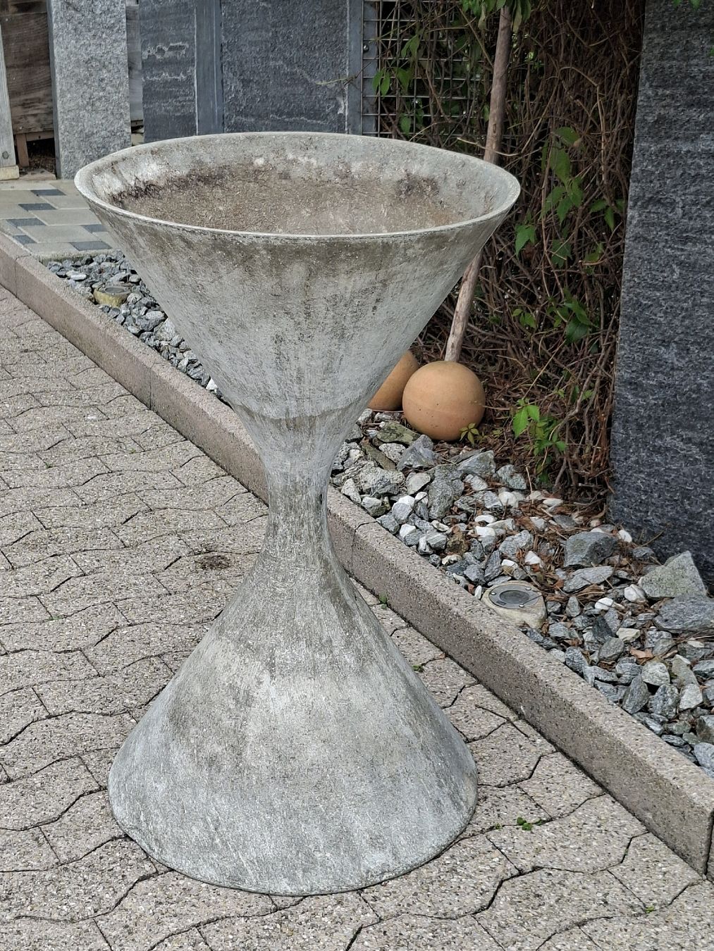 Eternit Blumentöpfe: Willy Guhl Eternit Blumenspindel  – Gebraucht aus Ganterschwil von HeidiuPeter 1