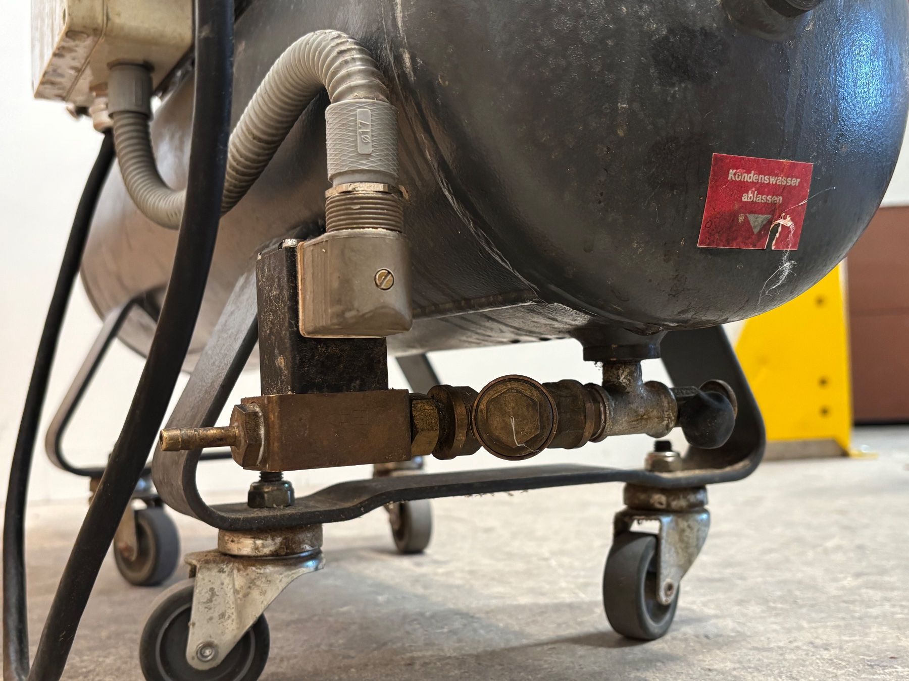 Kaeser Kompressoren: KAESER Kompressor auf Rollen, Druckluft, Luftkompressor – Defekt aus Winterthur von ReUse_Baumarkt 9