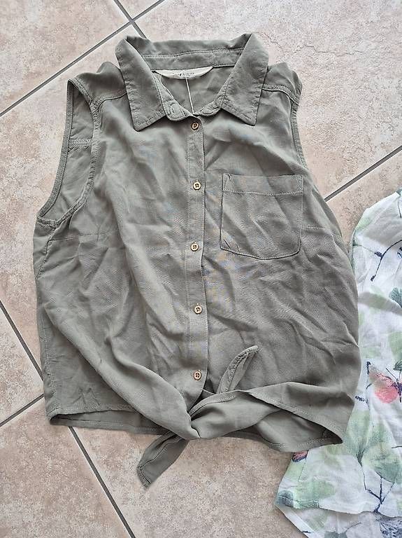 H&M Camicette, T-shirt & Top: 2 Blusen Gr. 146/152 – Usato da Mettmenstetten venduto da AngelaDell 2