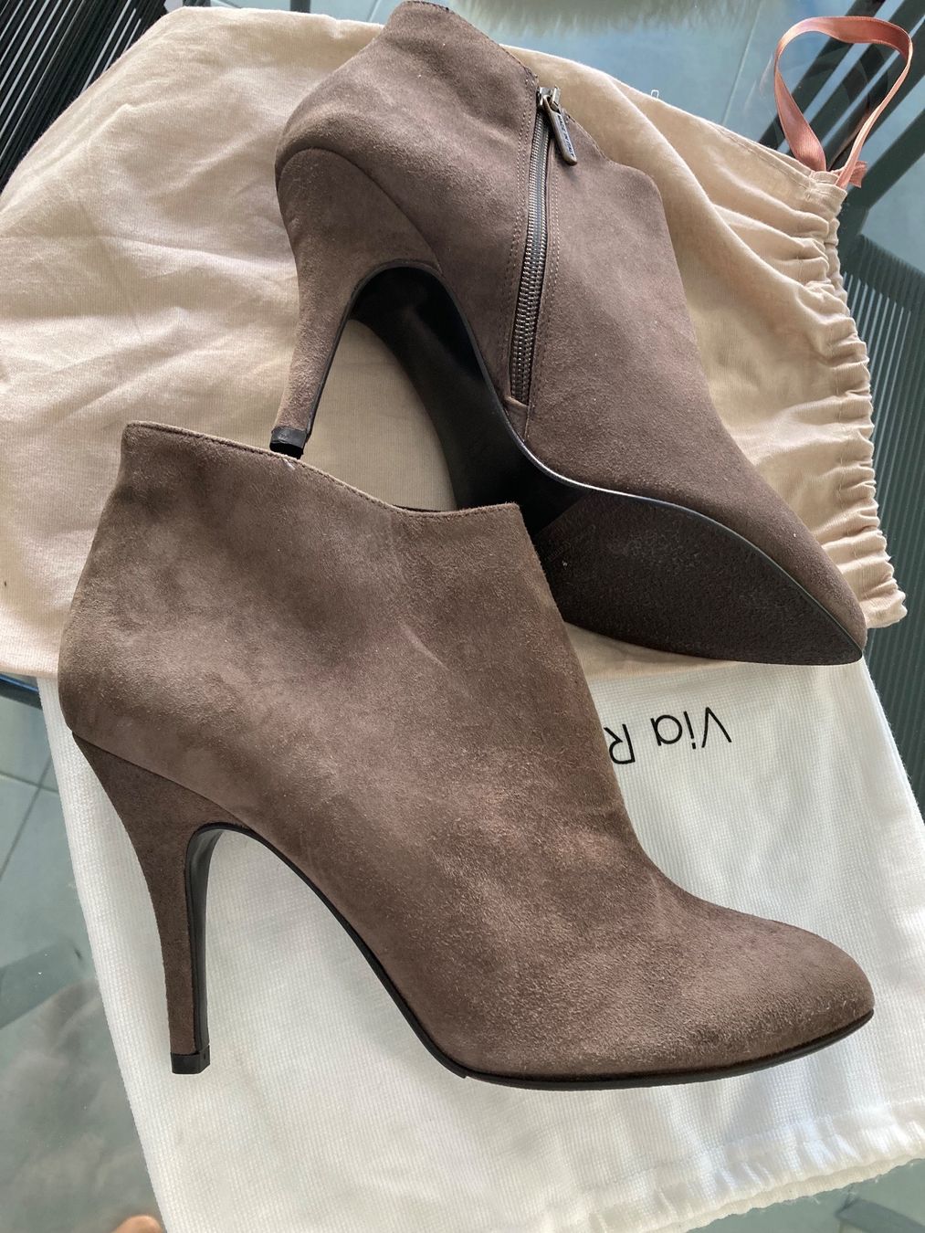 Scarpe da donna: Neue Wildleder-Stiefelette in Grau Grösse 40 – Nuovo (secondo la descrizione) da Holderbank SO venduto da SUS-2021 2