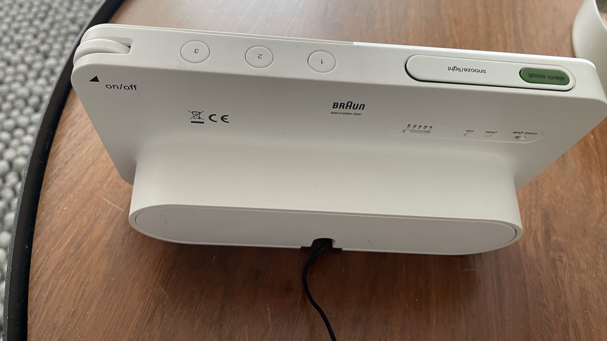 Braun Sveglie: Braun Radiowecker weiss – Nuovo e nell'imballaggio originale da Oberwil BL venduto da J.L. 1