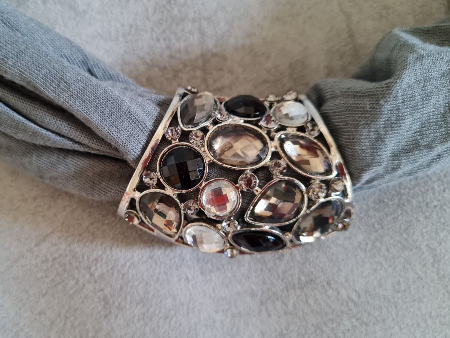 Foulard & Sciarpe: Grauer Schmuck-Schal – Usato da Zürich venduto da chralo