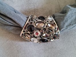 Grauer Schmuck-Schal