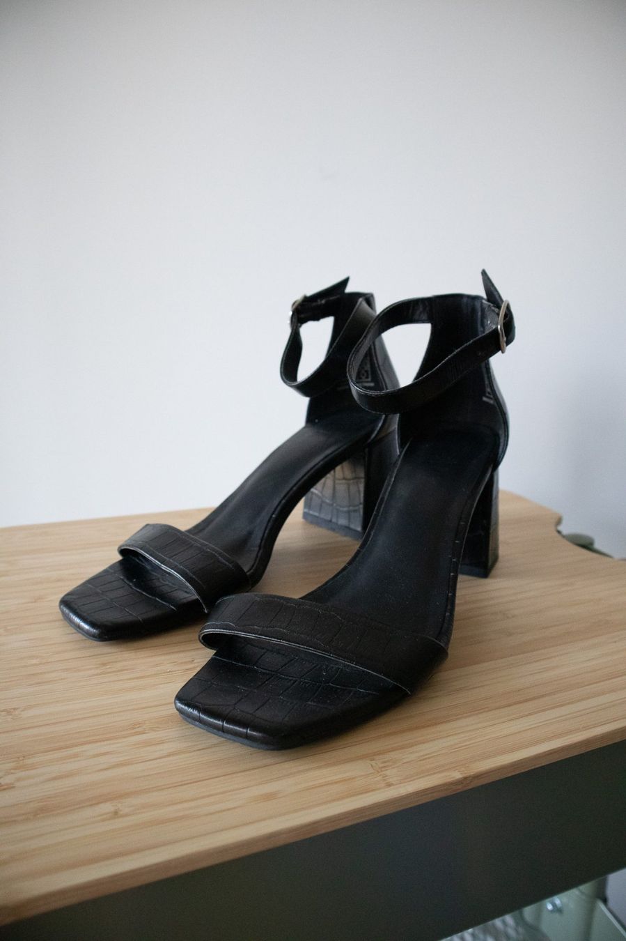 Scarpe da donna: Sandaletten mit Absatz von ZIGN, Grösse 39 – Usato da Fislisbach venduto da AllyElgorb