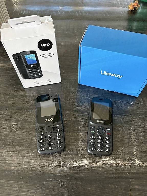 Telefoni cellulari / Smartphones: 4G Tastenhandys – Nuovo e nell'imballaggio originale da Au ZH venduto da il_fenomeno