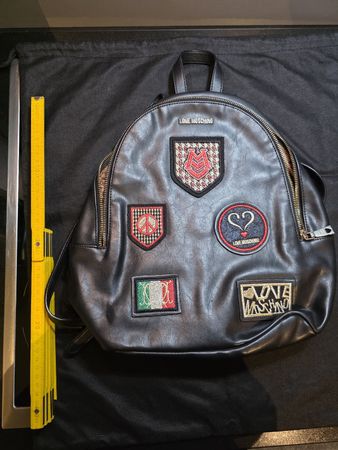 Love Moschino Rucksack Schwarz mit Patches – Top Alltagsgrös