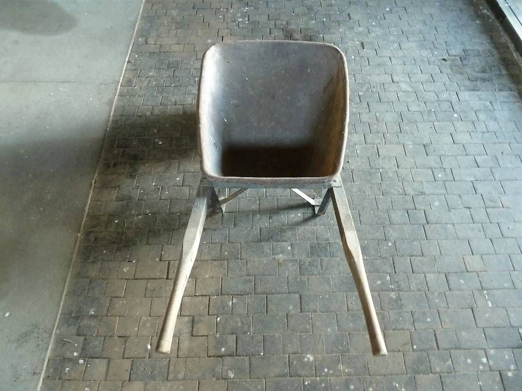 Schubkarren: Karrette, Spitzbodenkarrette, carrette, brouette, chariot – Gebraucht aus Aarwangen von vintagehandel 1