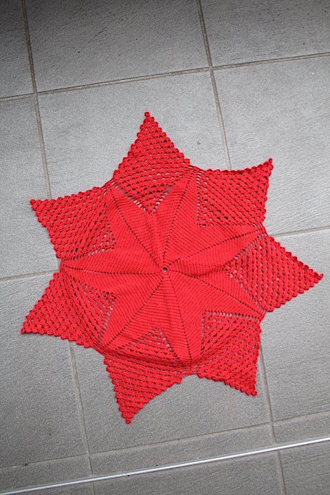 Autre linge de table: Rotes Häkeldecke -Stern .Durchmesser ca. 52 cm – D'occasion à Locarno par fripui