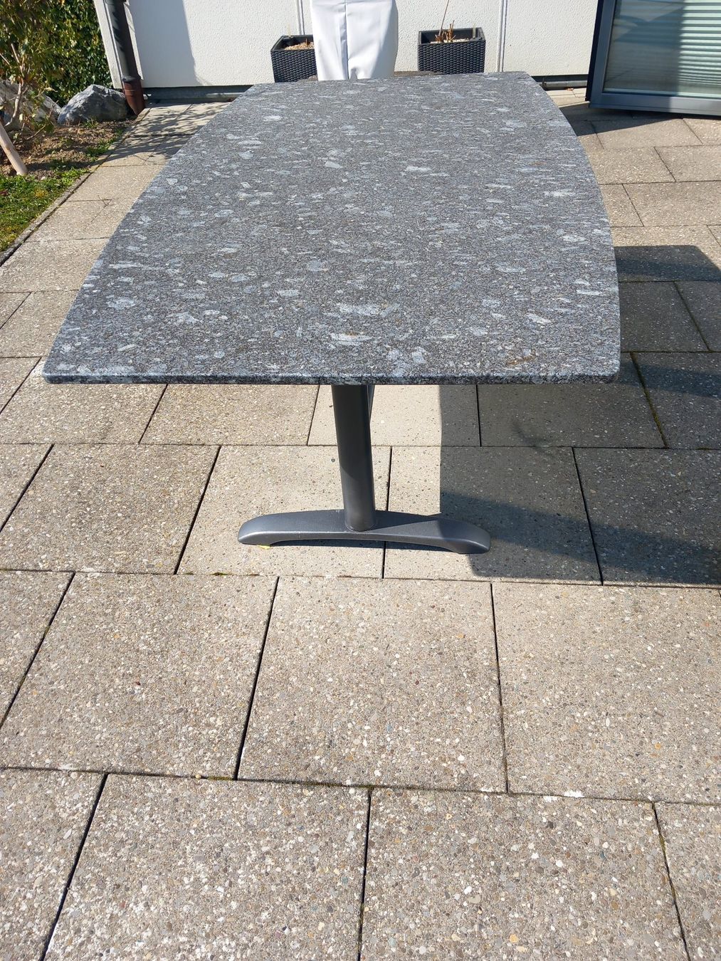 Tavoli: Gartentisch Granit Tischplatte Metallfuss rechteckig – Usato da Winterberg ZH venduto da bella.arnold 2