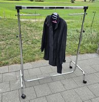 Kleiderständer verstellbar mit Rollen Chrom guter Zustand