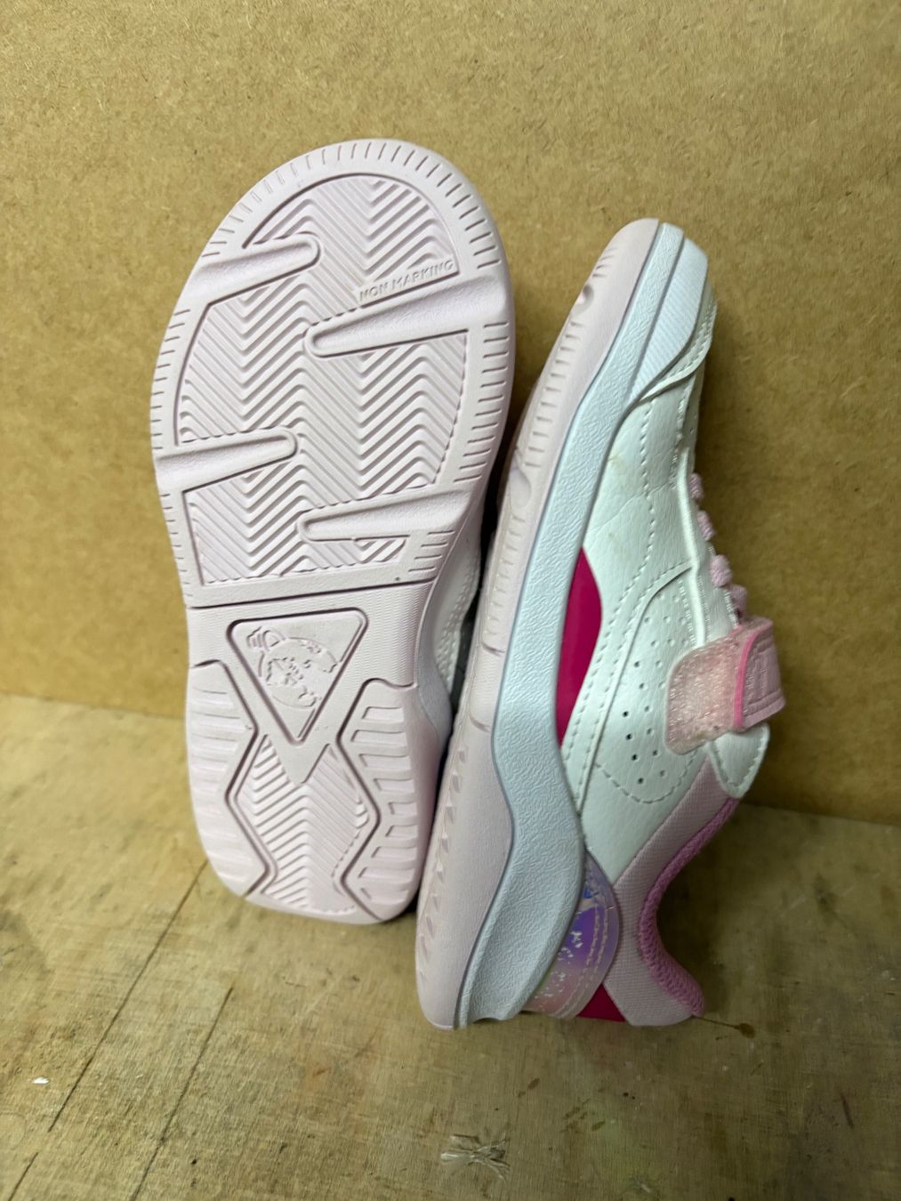 Decathlon Scarpe per ragazze: Robuste Kindersportschuhe mit Klett Gr. 29 – Usato da Kerzers venduto da chassotce 1