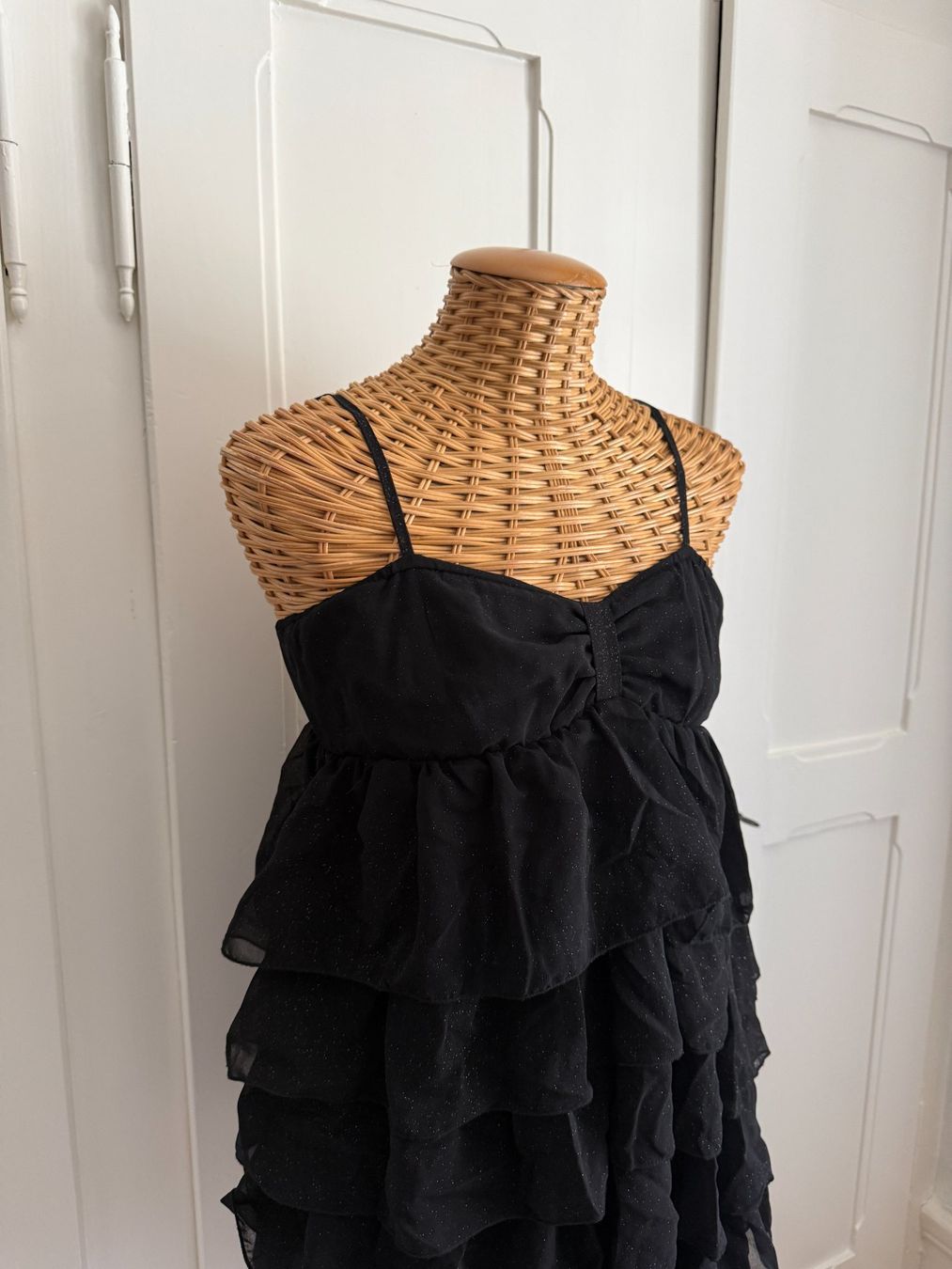 Zara Vestiti: ZARA - Chiffonkleidchen schwarz mit Volants L – Usato da Zürich venduto da Diazaio 1