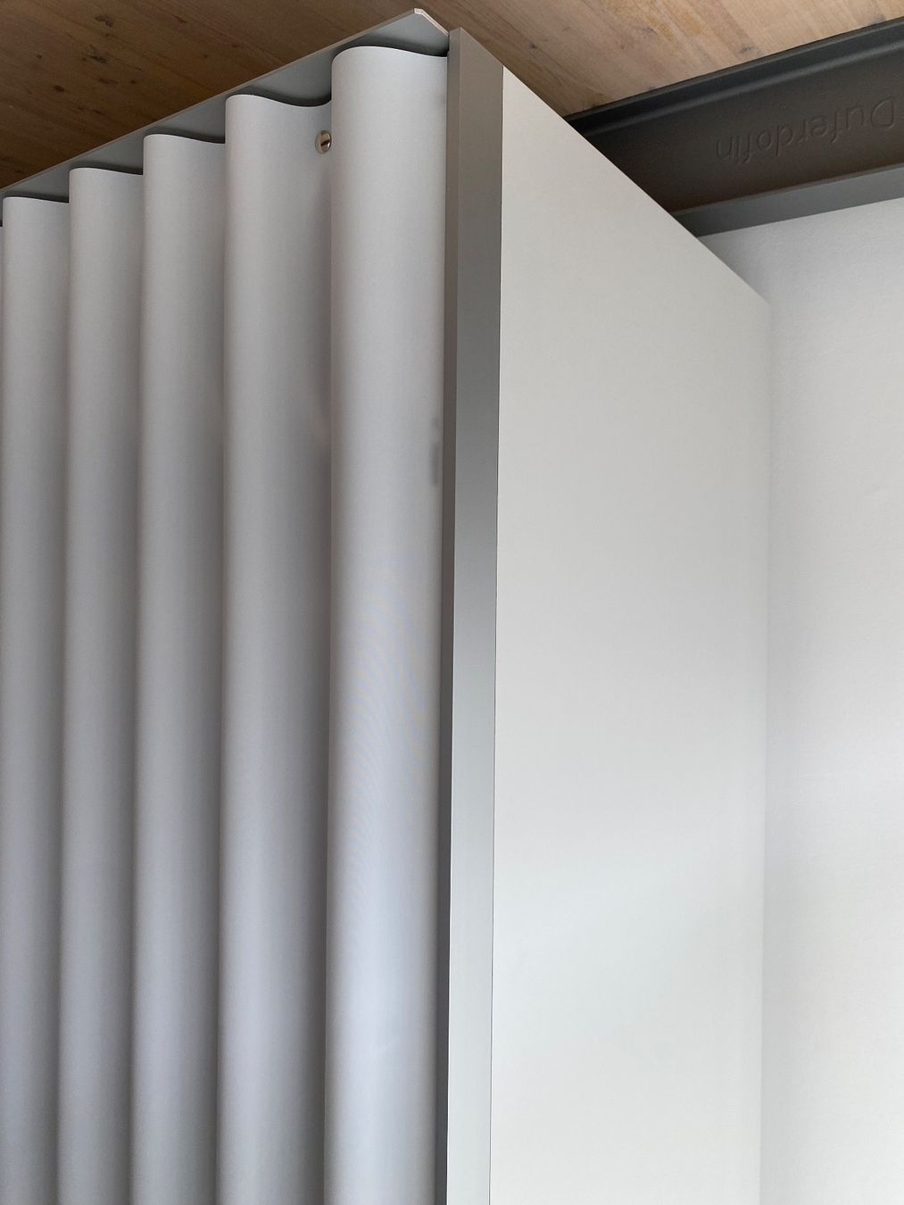 Thut Armadi: Kleiderschrank mit Thut Faltvorhang – Nuovo (secondo la descrizione) da Brugg AG venduto da youkay 3