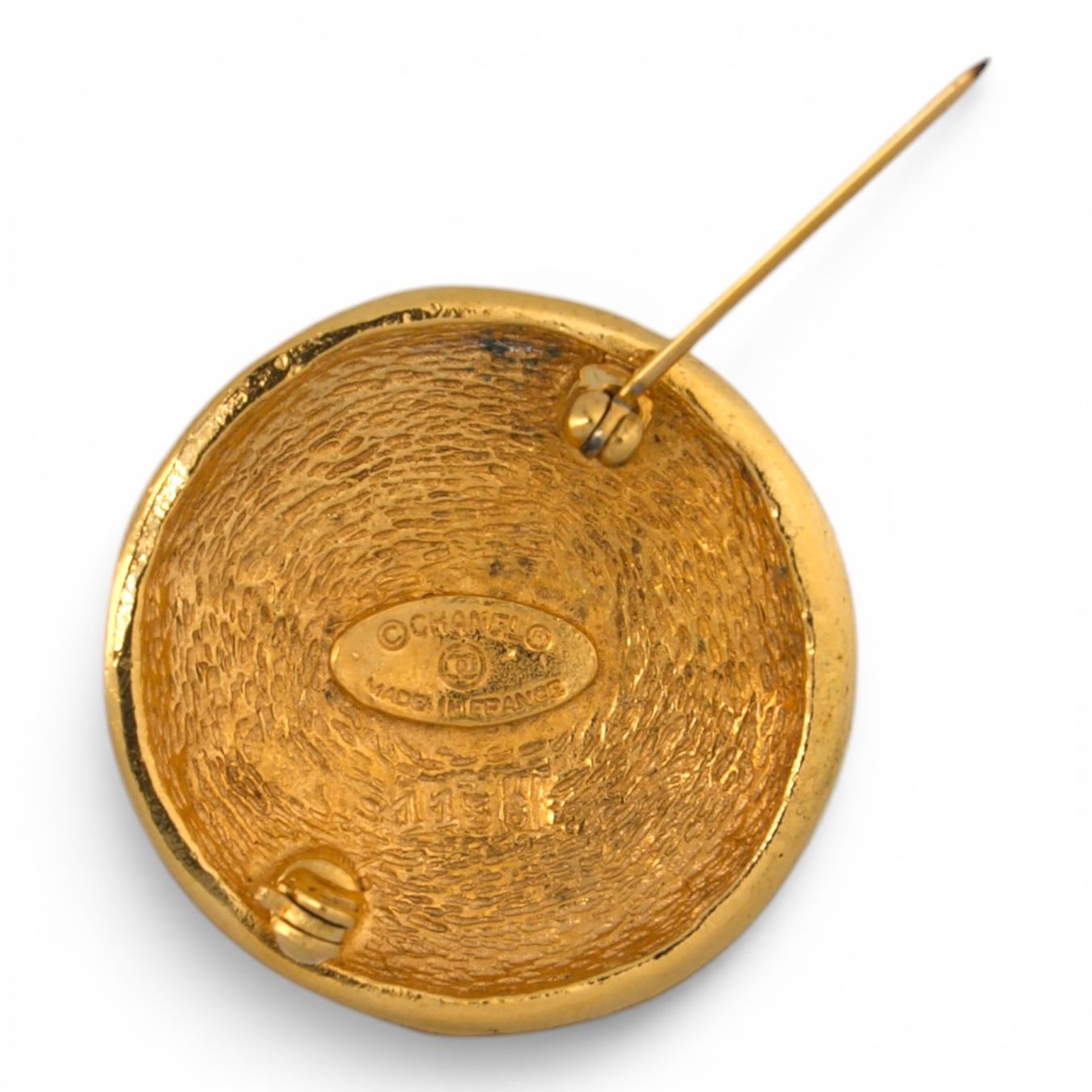 Chanel Spille & Fermagli: Chanel Brosche gold rund – Usato da Binningen venduto da Designerlabels 3