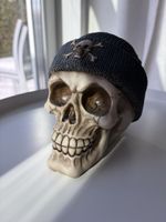 💀Deko Totenkopf mit Mütze, cooler Style für Sammler!